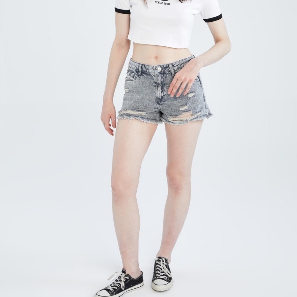 Women ripped short size 26